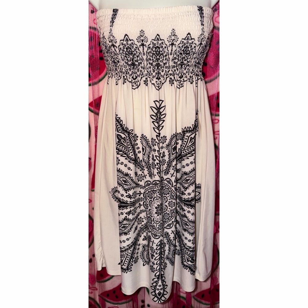 🤍 Elegant Strapless Patterned Dress